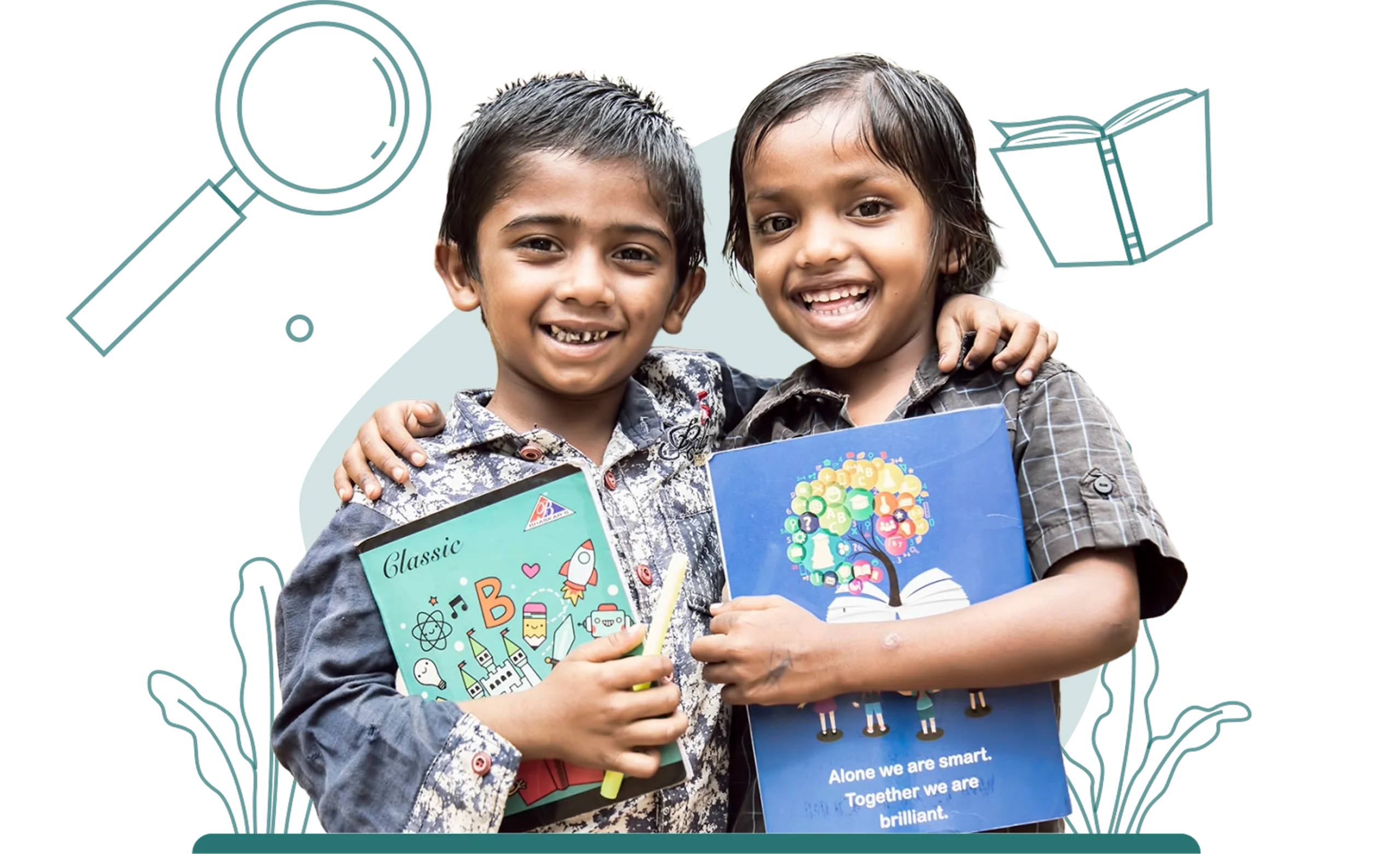 புத்தகங்களைப் பிடித்தபடி சிரிக்கும் இரண்டு குழந்தைகள்.